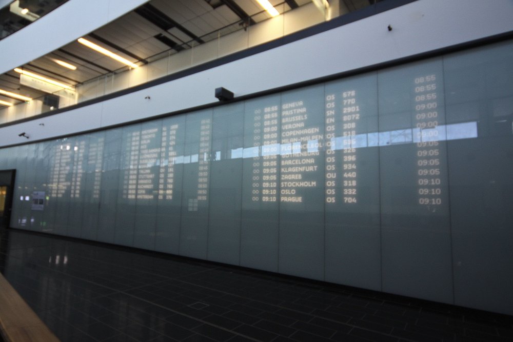 2012 04 VIE Skylink Arrival Boards1.jpg